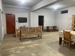 Zimmer mit Holzmöbeln und einem TV an der Wand in der Unterkunft Estância Malucos do Vale in Delfinópolis