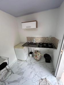 eine Küche mit Herd und Arbeitsplatte in der Unterkunft Kitnet mobiliado no Caiçara, de fácil acesso ao centro e shopping in Belo Horizonte