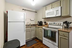 Η κουζίνα ή μικρή κουζίνα στο Ground-Floor Forest Park Studio with Parking & Washer Dryer