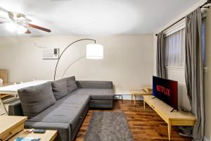 Μια τηλεόραση ή/και κέντρο ψυχαγωγίας στο Ground-Floor Forest Park Studio with Parking & Washer Dryer