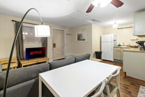 Η κουζίνα ή μικρή κουζίνα στο Ground-Floor Forest Park Studio with Parking & Washer Dryer +13 φωτογραφίες