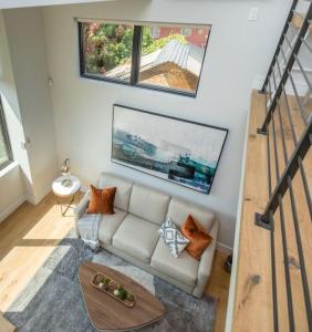 Un lugar para sentarse en Walk to BART & Caltrain Modern Luxury Cottage
