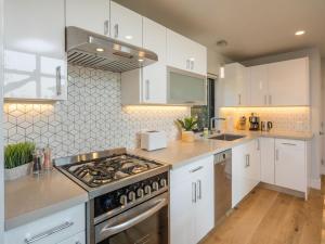 Una cocina o cocineta en Walk to BART & Caltrain Modern Luxury Cottage