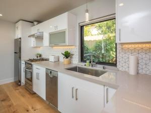 Una cocina o cocineta en Walk to BART & Caltrain Modern Luxury Cottage