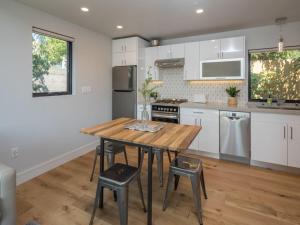 Una cocina o cocineta en Walk to BART & Caltrain Modern Luxury Cottage