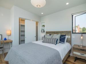 Una cama o camas en una habitación de Walk to BART & Caltrain Modern Luxury Cottage 6 fotos más