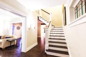 Φωτογραφία από το άλμπουμ του Historic 3Br Home in Heart of SLC Close to Skiing σε Garden Towers Condominium