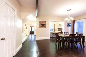 Μια τηλεόραση ή/και κέντρο ψυχαγωγίας στο Historic 3Br Home in Heart of SLC Close to Skiing