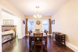 Ένα ή περισσότερα κρεβάτια σε δωμάτιο στο Historic 3Br Home in Heart of SLC Close to Skiing