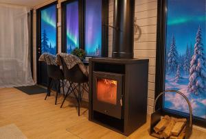 TV a/nebo společenská místnost v ubytování Lapland Landscape XL Cabin with Nature View, Sauna, Fireplace & Kitchen, Sodankylä, Luosto, Fell Village