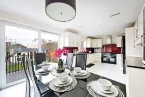 Fotografie z fotogalerie ubytování 4-Bed House Sleeps 12 Games Room and Garden v destinaci Harrow on the Hill