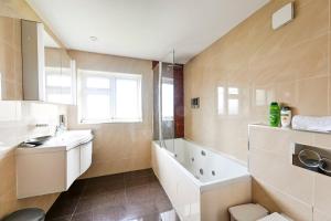 Ένα μπάνιο στο 4-Bed House Sleeps 12 Games Room and Garden +21 φωτογραφίες