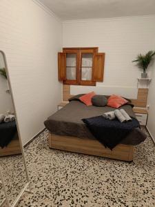 una camera da letto con un letto e uno specchio di Casa Arico Viejo ad Arico Viejo