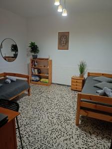 una camera con due letti e uno specchio di Casa Arico Viejo ad Arico Viejo