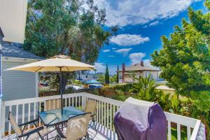 un balcon avec une table, des chaises et un parasol dans l'établissement Amazing Urban Oasis - Close to Everything, à San Diego