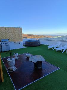 un patio con tavolo, sedie e un pneumatico di Casa Arico Viejo ad Arico Viejo Altre 2 foto