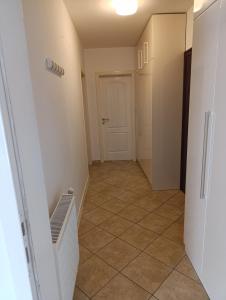 un corridoio con una porta e un pavimento piastrellato di Stan na dan Brčko a Brčko