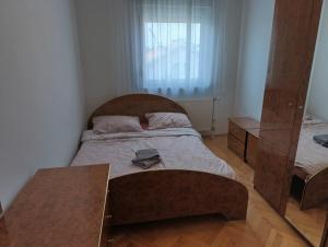 una camera da letto con un letto grande e uno specchio di Stan na dan Brčko a Brčko