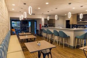 a restaurant with tables and chairs and a bar at The Bridges Hotel in Natchez