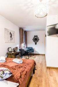 een slaapkamer met een bed en een eetkamer bij Willa u Baranów 2 in Zakopane
