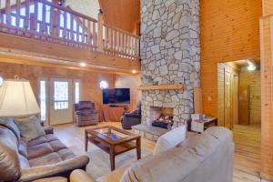 Shenandoah ForestPets Welcome! Shenandoah Log Home with Hot Tub的带沙发和石制壁炉的客厅