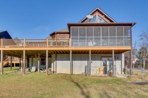Shenandoah ForestPets Welcome! Shenandoah Log Home with Hot Tub的一座大房子,上面有甲板