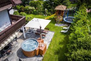een bovenaanzicht van een jacuzzi en een speeltuin bij Willa u Baranów 2 in Zakopane
