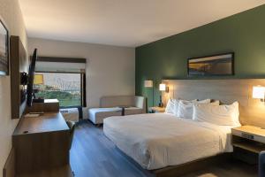 Postel nebo postele na pokoji v ubytování The Bridges Hotel