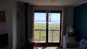 Una habitación con una ventana con vista al mar. en Casa en Cahuil, en Cáhuil