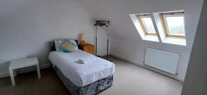 Voodi või voodid majutusasutuse The Green House Durham Large Family & Contractor Stay Sleeps 12 with Ample Parking toas
