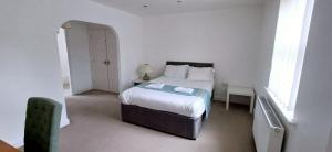 Voodi või voodid majutusasutuse The Green House Durham Large Family & Contractor Stay Sleeps 12 with Ample Parking toas