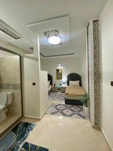 una sala de estar con una cama y una habitación con una cama cuadrada en Dar El Yacout, en Rabat