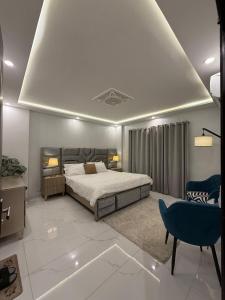 Un pat sau paturi într-o cameră la 1BHK Haven with Netflix in Bahira Town Lahore