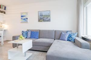 ein Wohnzimmer mit Sofa und Tisch in der Unterkunft Strandhotel Dahme Schwalbennest Dahme in Dahme