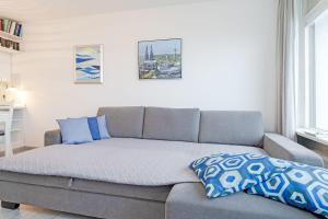 ein Wohnzimmer mit einer Couch in einem Zimmer in der Unterkunft Strandhotel Dahme Schwalbennest Dahme in Dahme