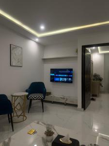 Un televizor și/sau centru de divertisment la 1BHK Haven with Netflix in Bahira Town Lahore
