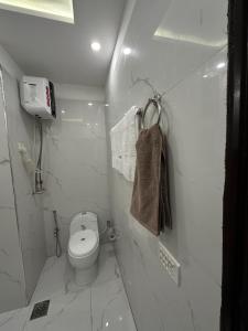 O baie la 1BHK Haven with Netflix in Bahira Town Lahore +18 fotografii