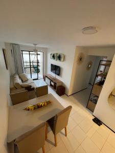 ein Wohnzimmer mit Tisch und Couch in der Unterkunft Appartement à 200 de la mer in Caucaia