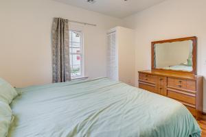 Giường trong phòng chung tại Bicycles Provided! Pet-Friendly Retreat in Joplin