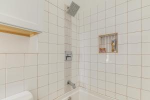 Phòng tắm tại Bicycles Provided! Pet-Friendly Retreat in Joplin +16 ảnh