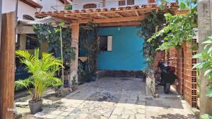 an entrance to a building with a blue wall at Casa entre a praia do Curral e cachoeira in Ilhabela