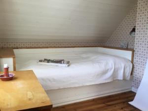 Una cama o camas en una habitación de Tyras stuga 5 fotos más