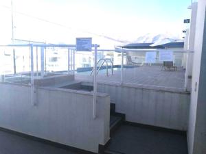a building with a sink and a tennis court at Excelente departamento en Las Condes in Santiago