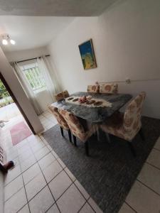 a dining room with a table and chairs at AP do Vale em Blumenau in Blumenau