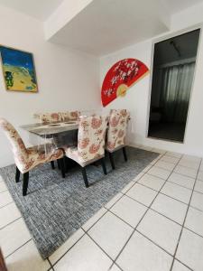 a dining room with a table and chairs at AP do Vale em Blumenau in Blumenau