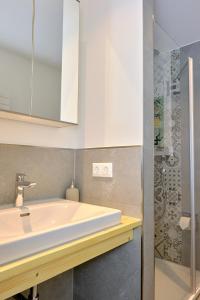 韦尔塔赫Am Dorfbrunnen - zentral in Wertach, authentisch, echt Allgäuerisch的带水槽和淋浴的浴室 更多28张照片