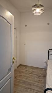 克拉约瓦Km 0 , ultracentral的一个空房间,有床和门