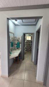 ein Badezimmer mit Waschbecken und Spiegel in der Unterkunft Yad elohai pousada israelense in Campo Alegre + 9 Fotos