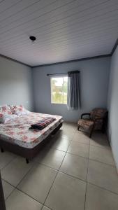 ein Schlafzimmer mit einem Bett und einem Fenster in der Unterkunft Yad elohai pousada israelense in Campo Alegre