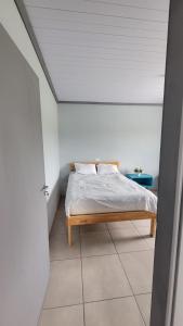 ein Schlafzimmer mit einem Bett in einem weißen Raum in der Unterkunft Yad elohai pousada israelense in Campo Alegre